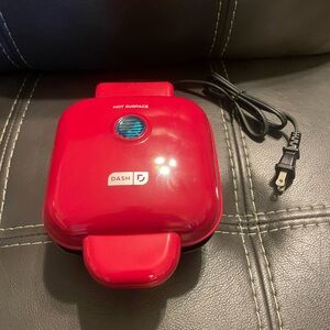 DASH RED MINI SANDWICH TOASTER